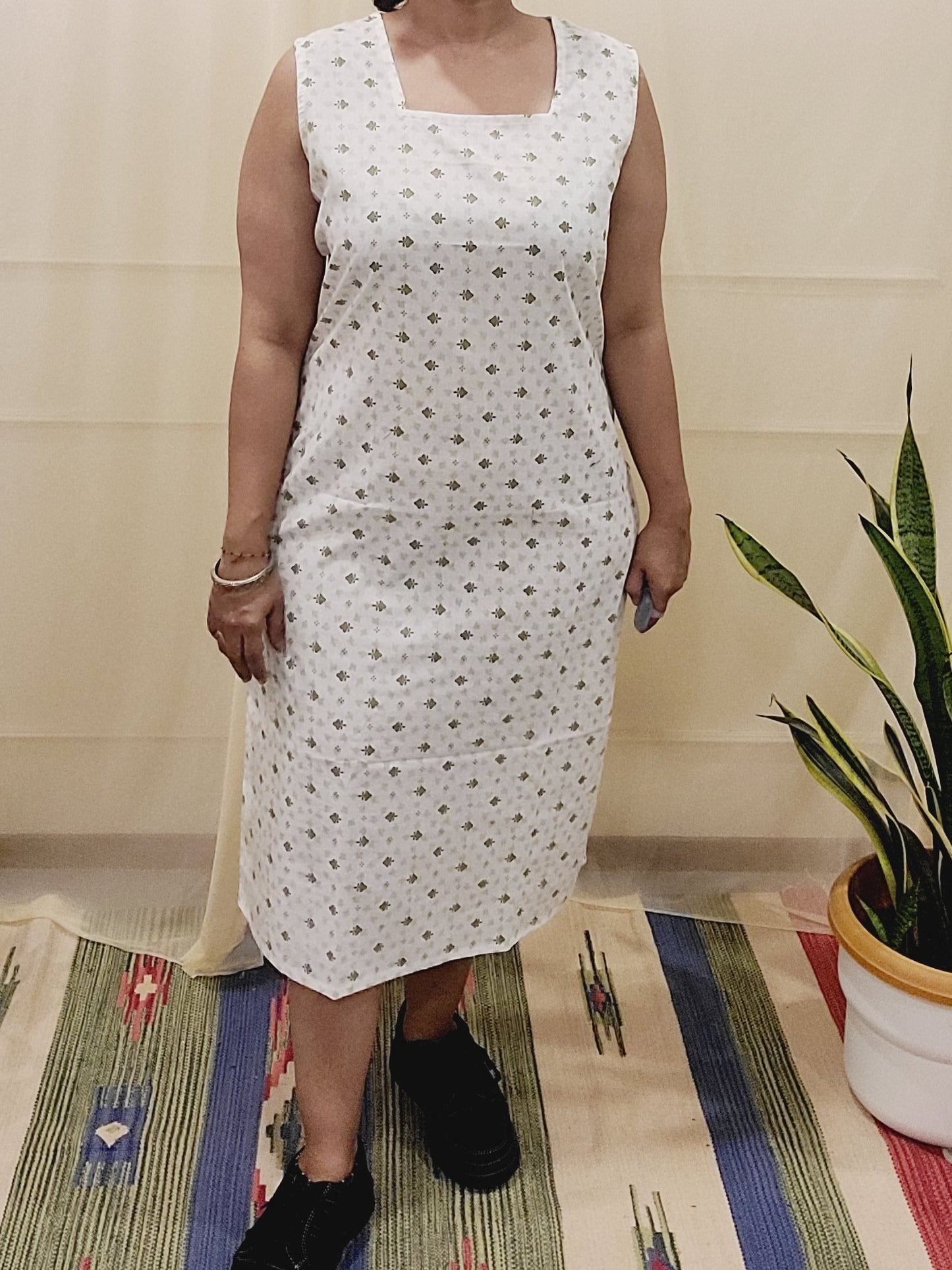 Sleevless solid Dress with Shrug