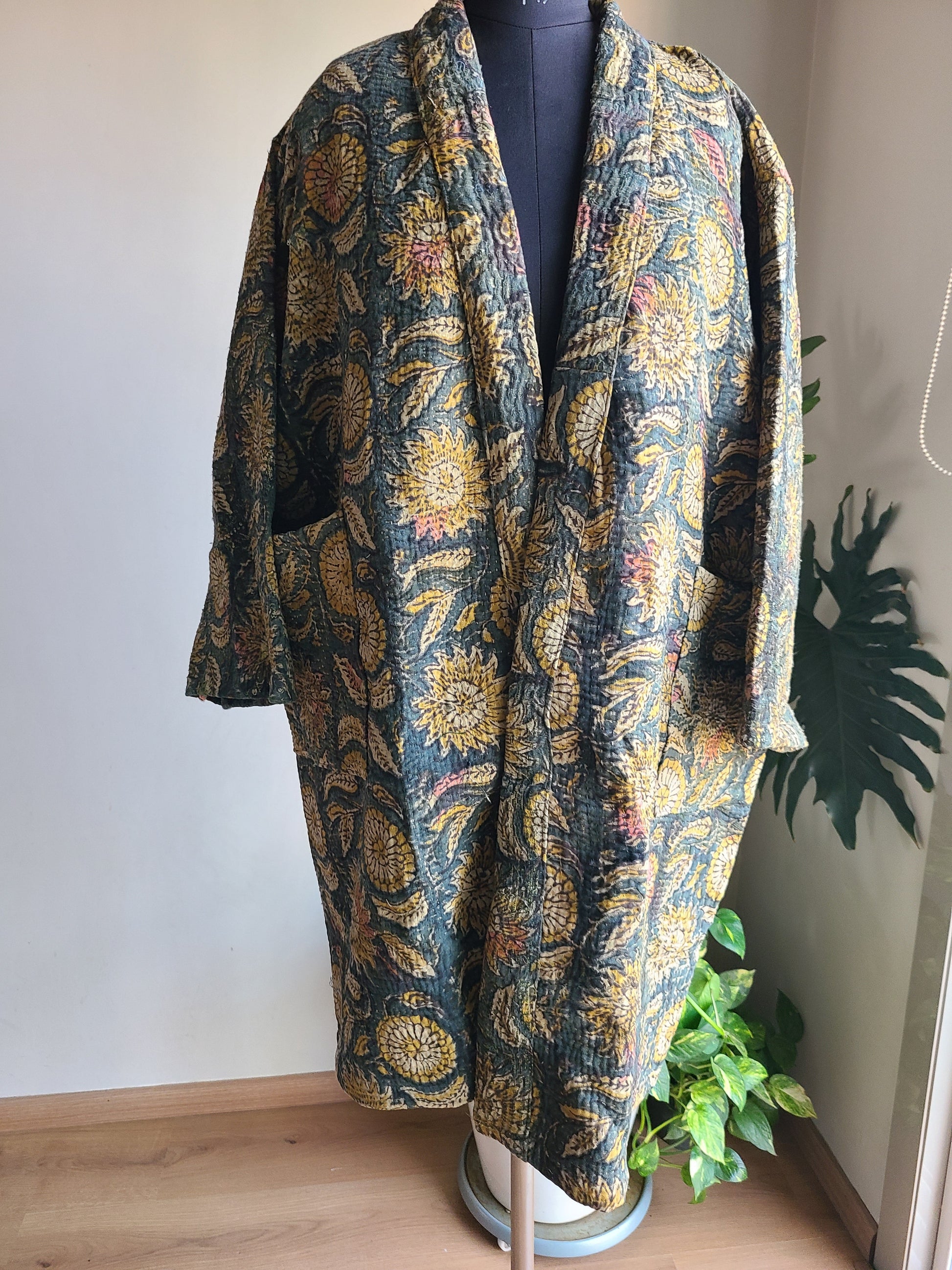 Vintage Reversible Thrift Kantha Jacket: Sustainable Outerwear from Upcycled Recycled Sarees - My Store