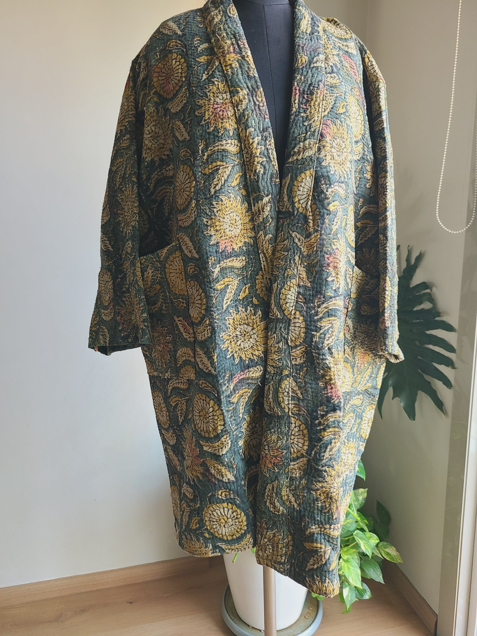 Vintage Reversible Thrift Kantha Jacket: Sustainable Outerwear from Upcycled Recycled Sarees - My Store