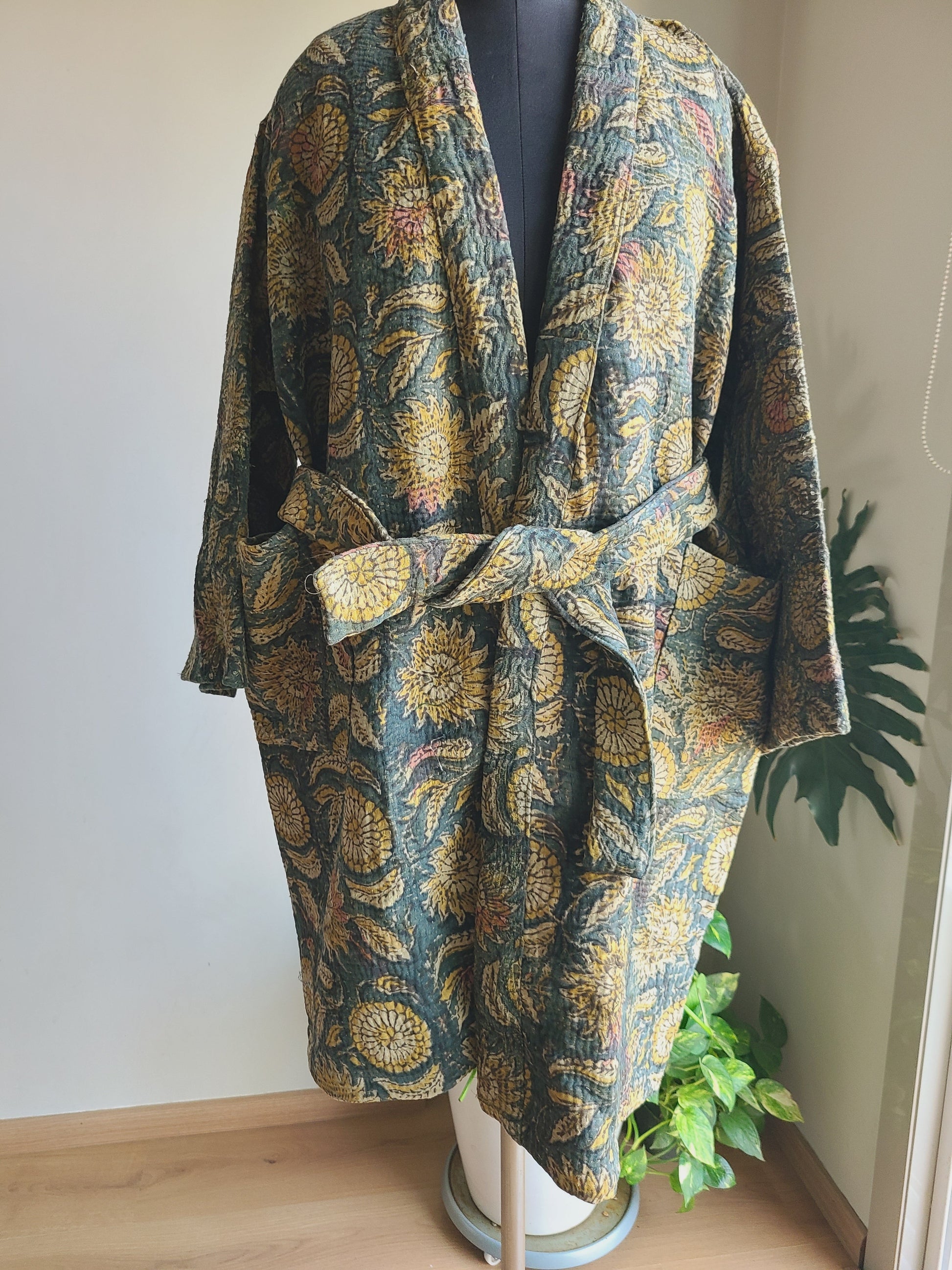 Vintage Reversible Thrift Kantha Jacket: Sustainable Outerwear from Upcycled Recycled Sarees - My Store