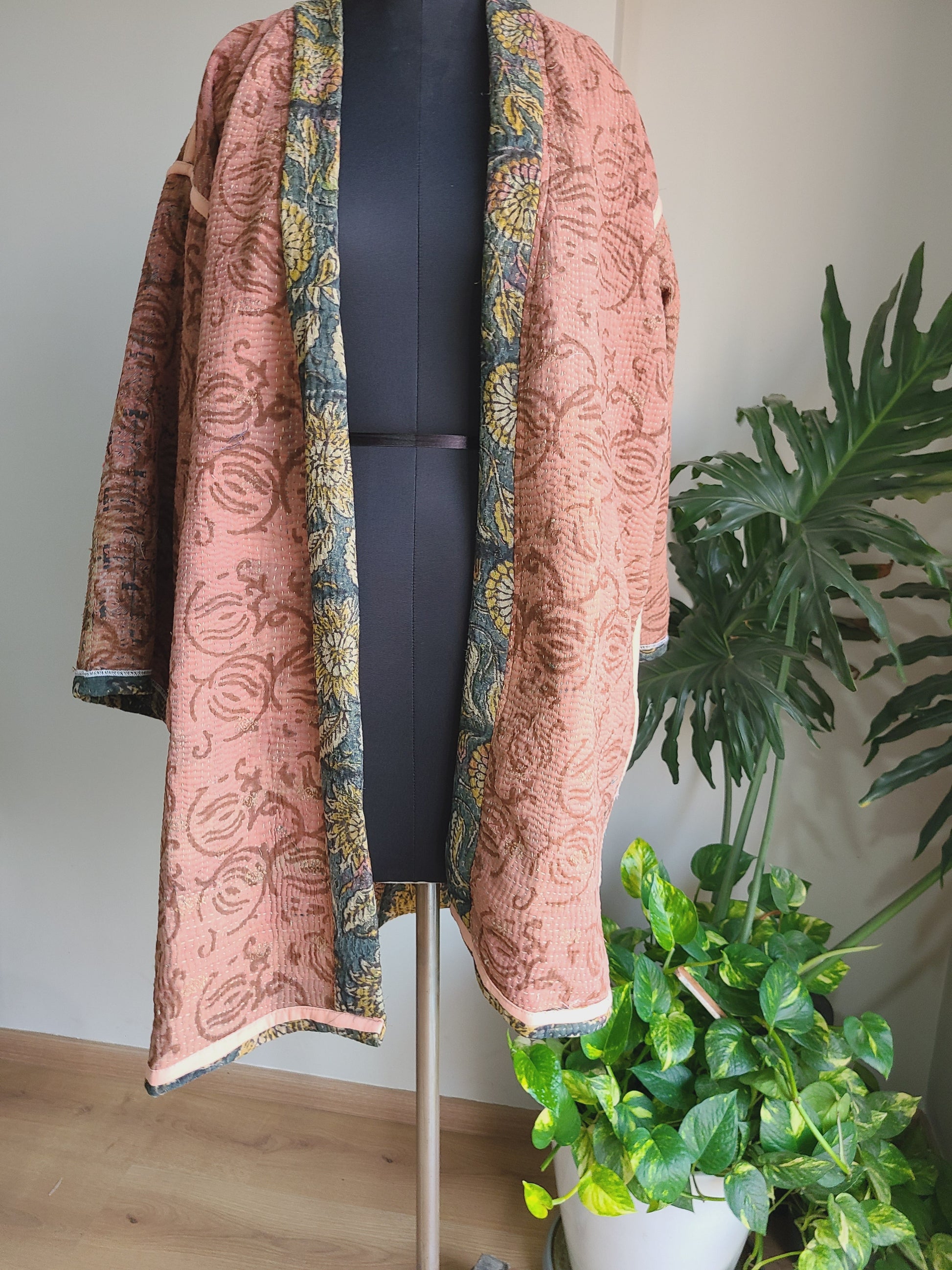 Vintage Reversible Thrift Kantha Jacket: Sustainable Outerwear from Upcycled Recycled Sarees - My Store