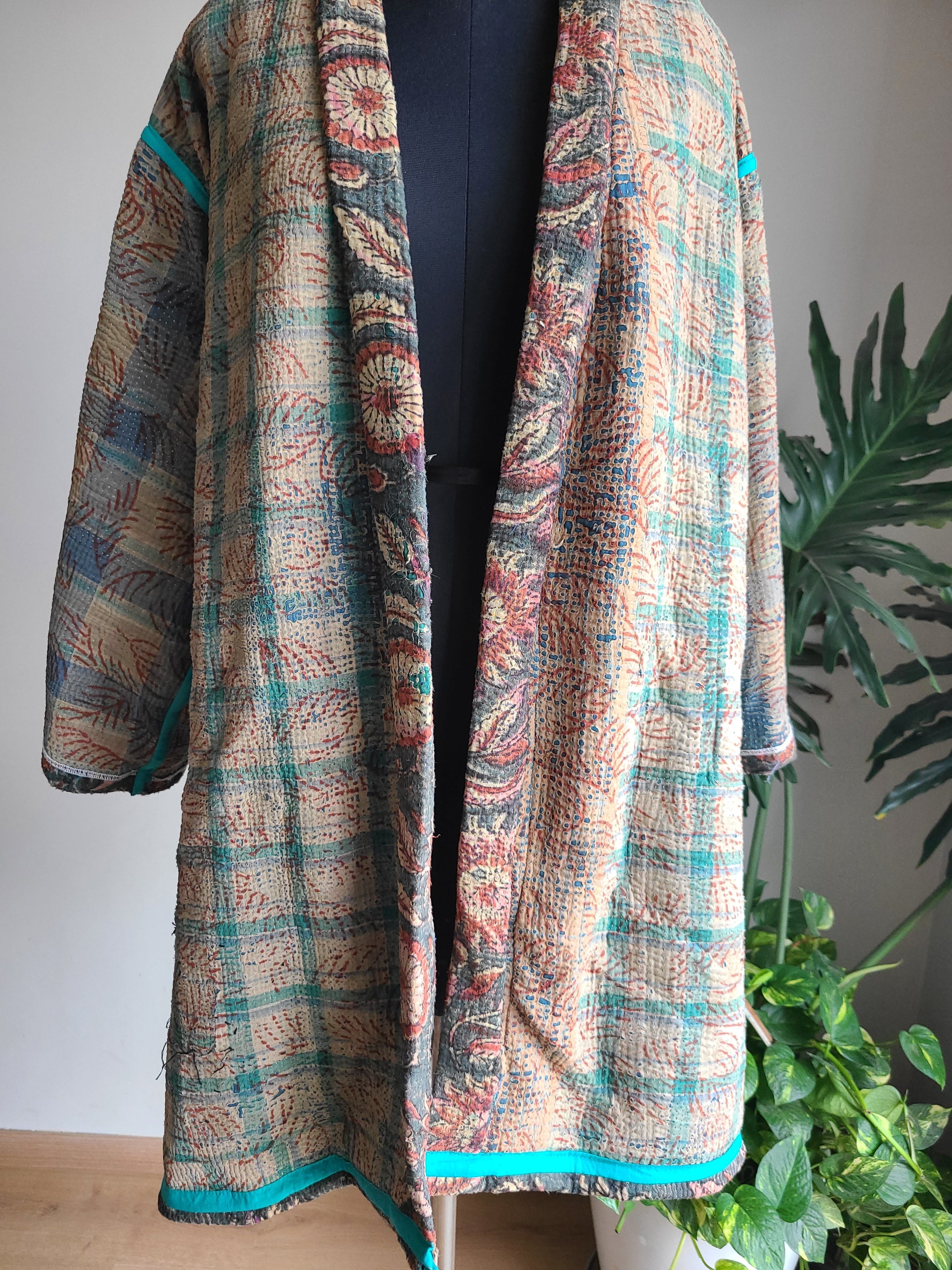 Vintage Reversible Thrift Kantha Jacket: Sustainable Outerwear from Upcycled Recycled Sarees - My Store