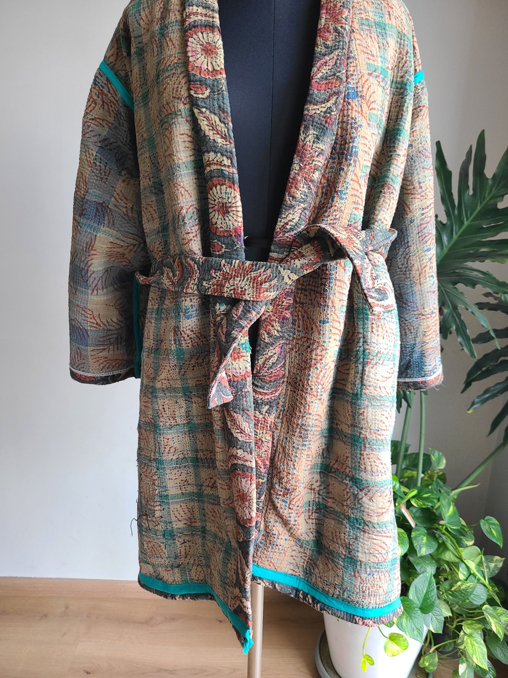 Vintage Reversible Thrift Kantha Jacket: Sustainable Outerwear from Upcycled Recycled Sarees - My Store